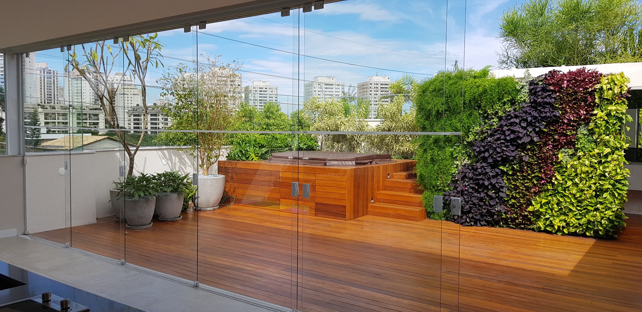 Cobertura com deck e jardim vertical — Apartamento Alto de Pinheiros AM
