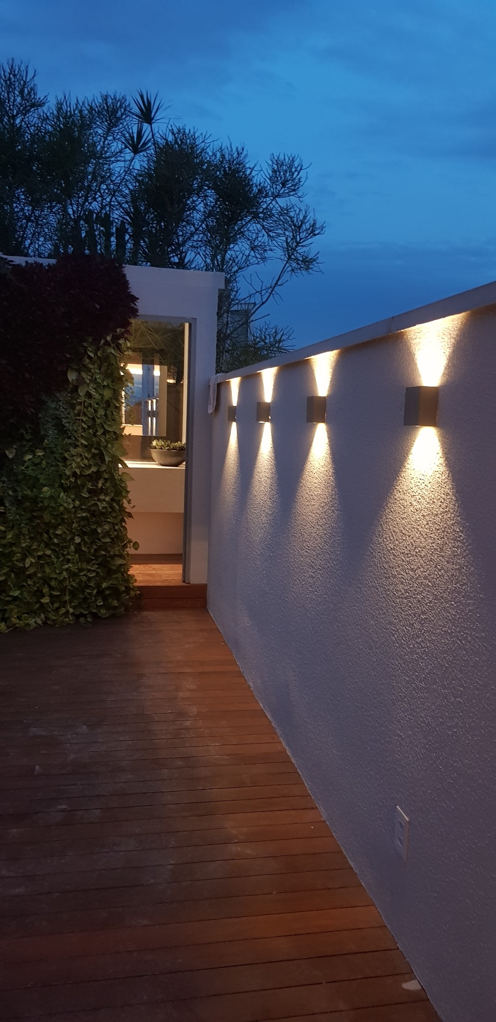 Circulação externa ao entardecer — Apartamento Alto de Pinheiros AM