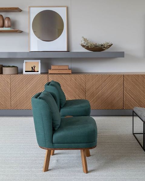 Detalhe da marcenaria e poltronas — Apartamento Alto de Pinheiros AM