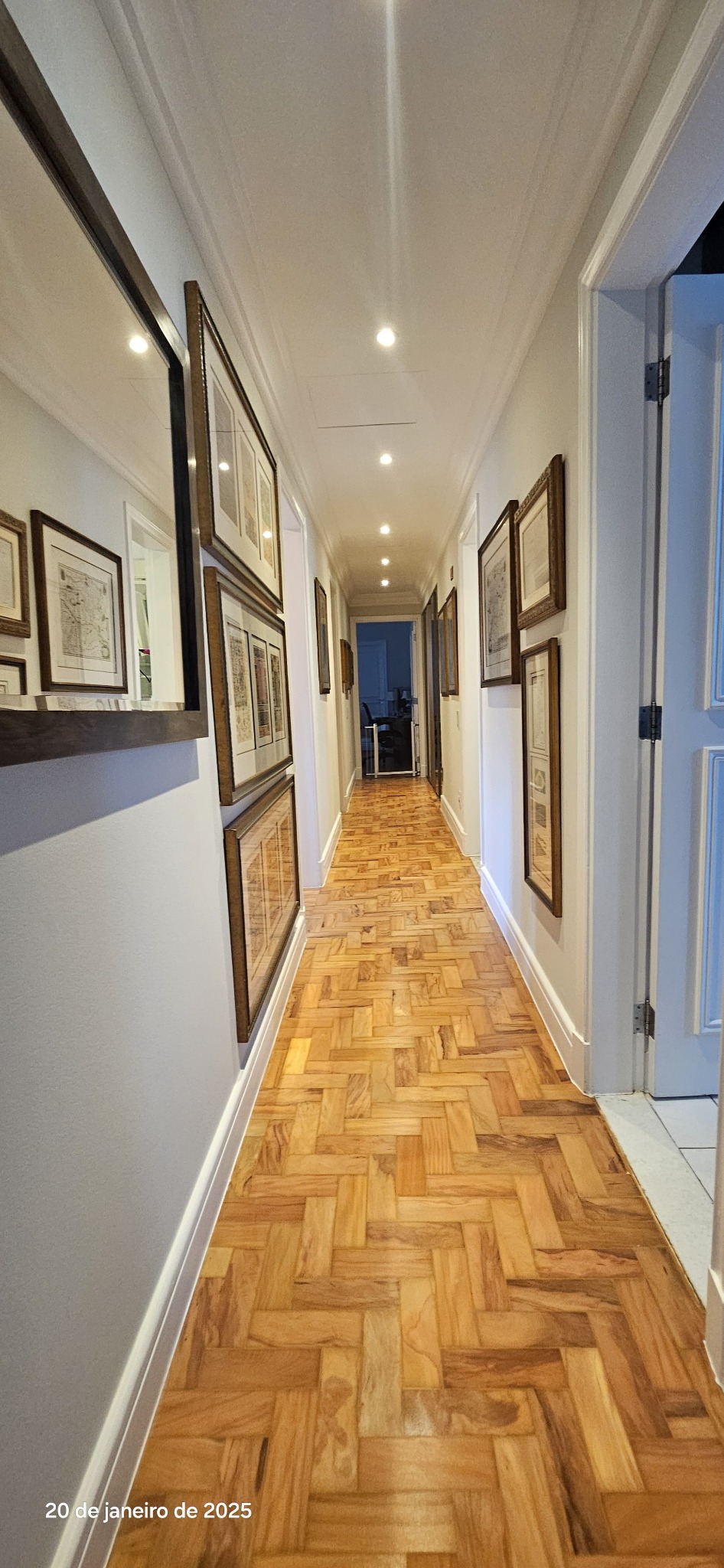 Circulação íntima e piso de madeira — Apartamento Jardins 1