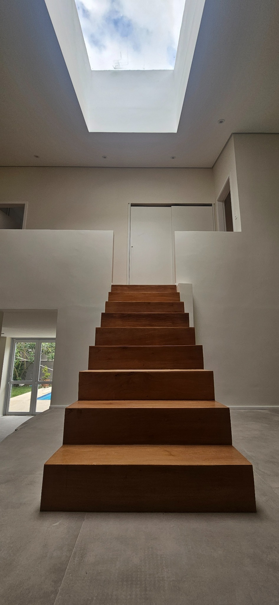 Escada em madeira e claraboia — Casa Santo Amaro EP