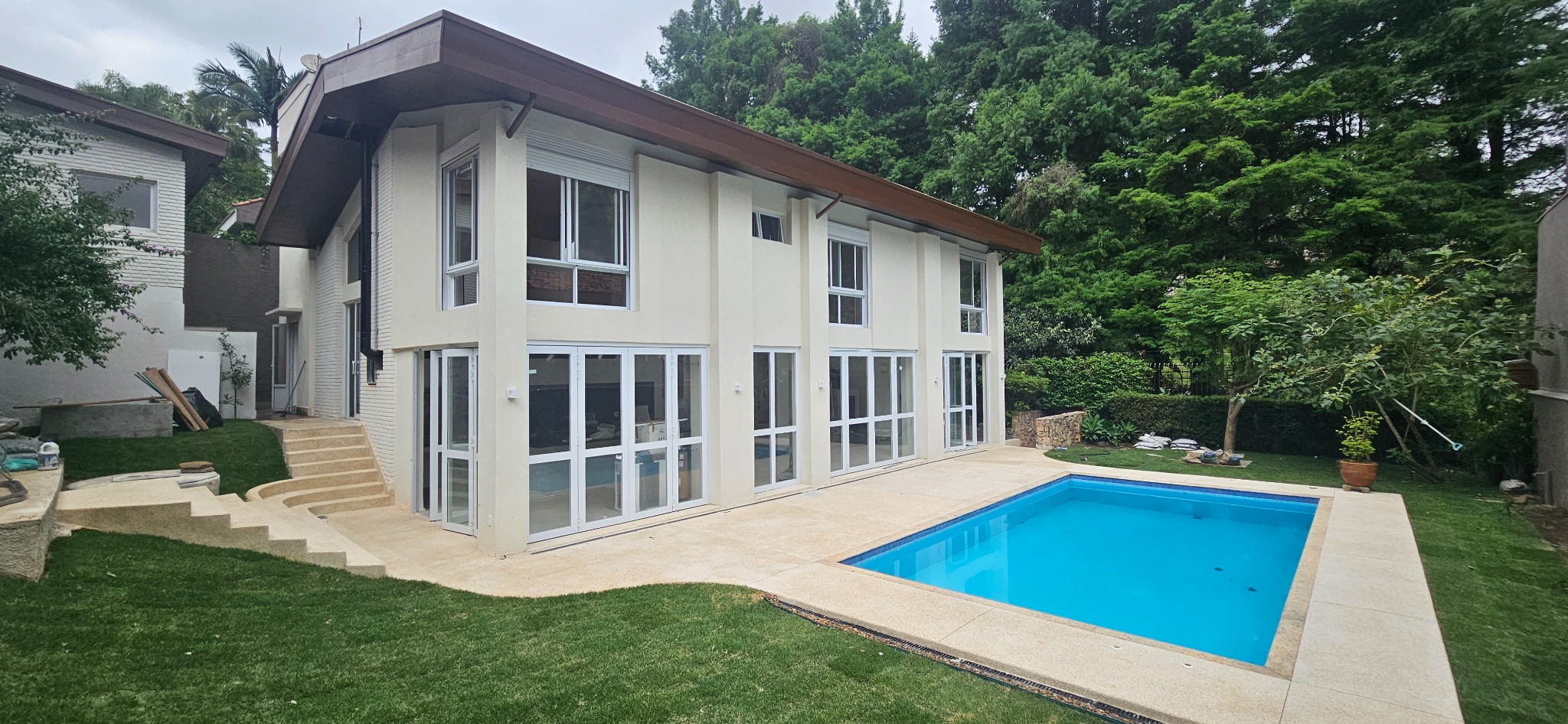 Fachada posterior e piscina — Casa Santo Amaro EP