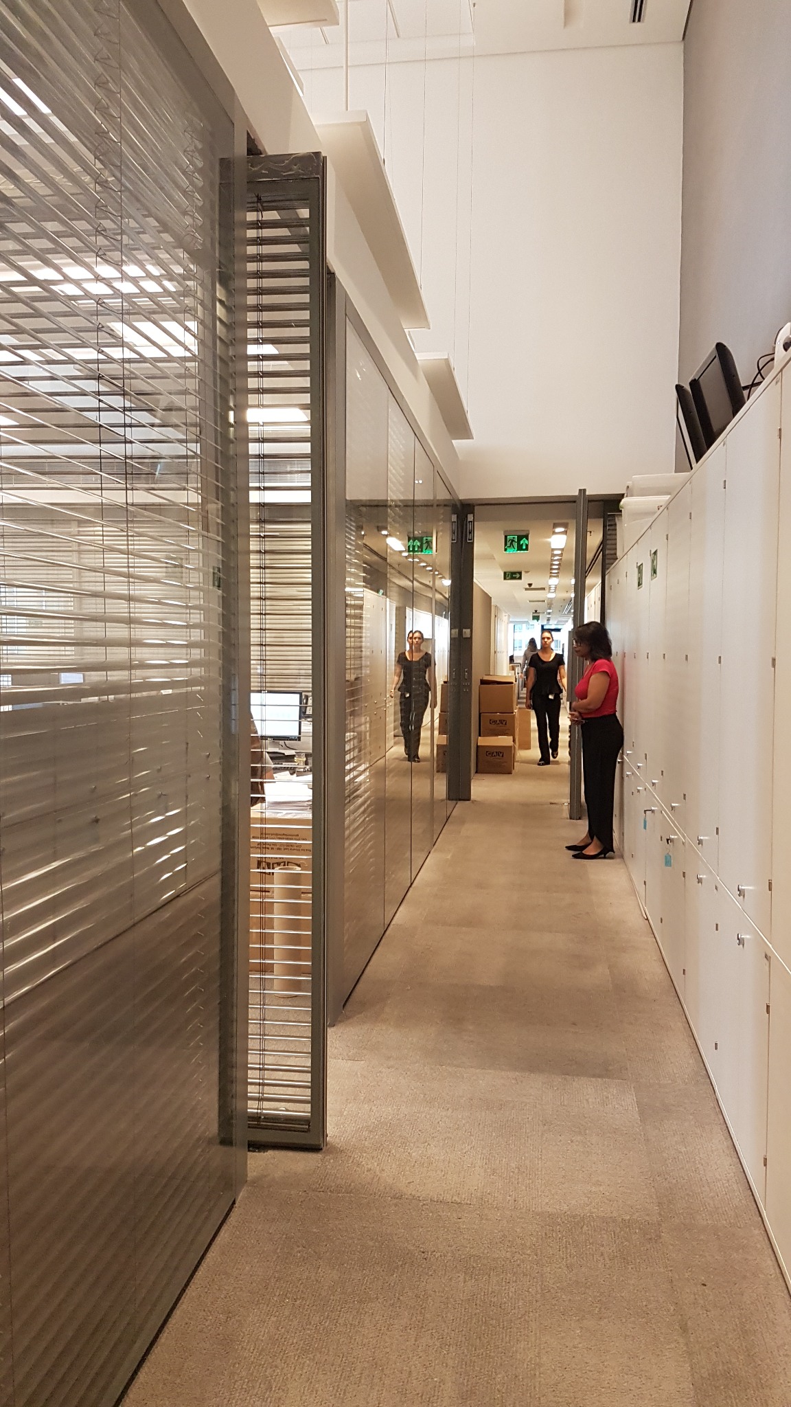 Corredor com divisórias de vidro — Corporativo Itaim 2