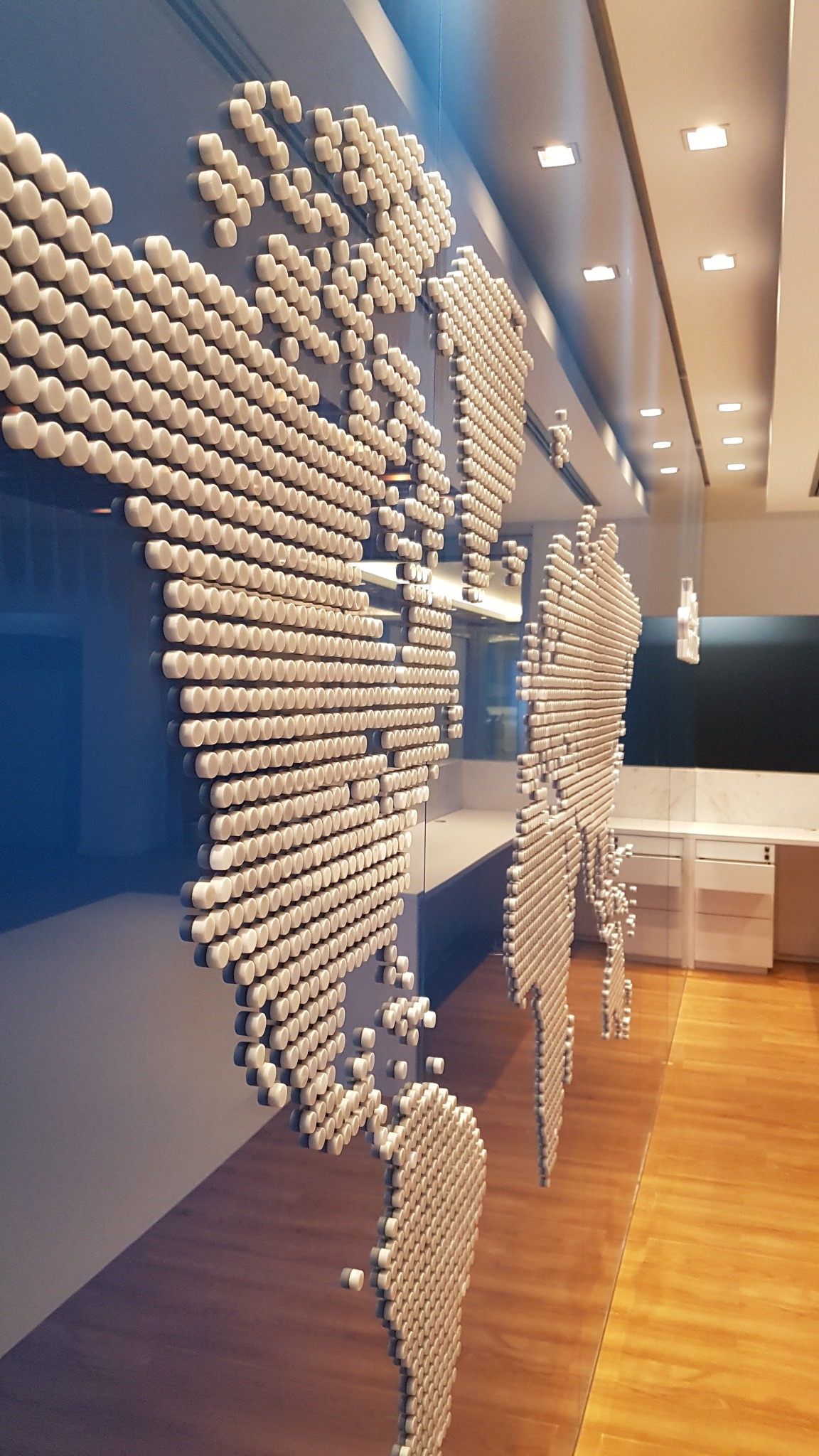 Painel artístico do mapa-múndi — Corporativo Rocha Verá
