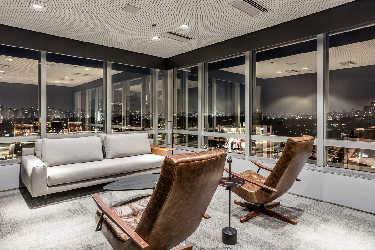 Sala de reunião com vista urbana — Escritório Itaim