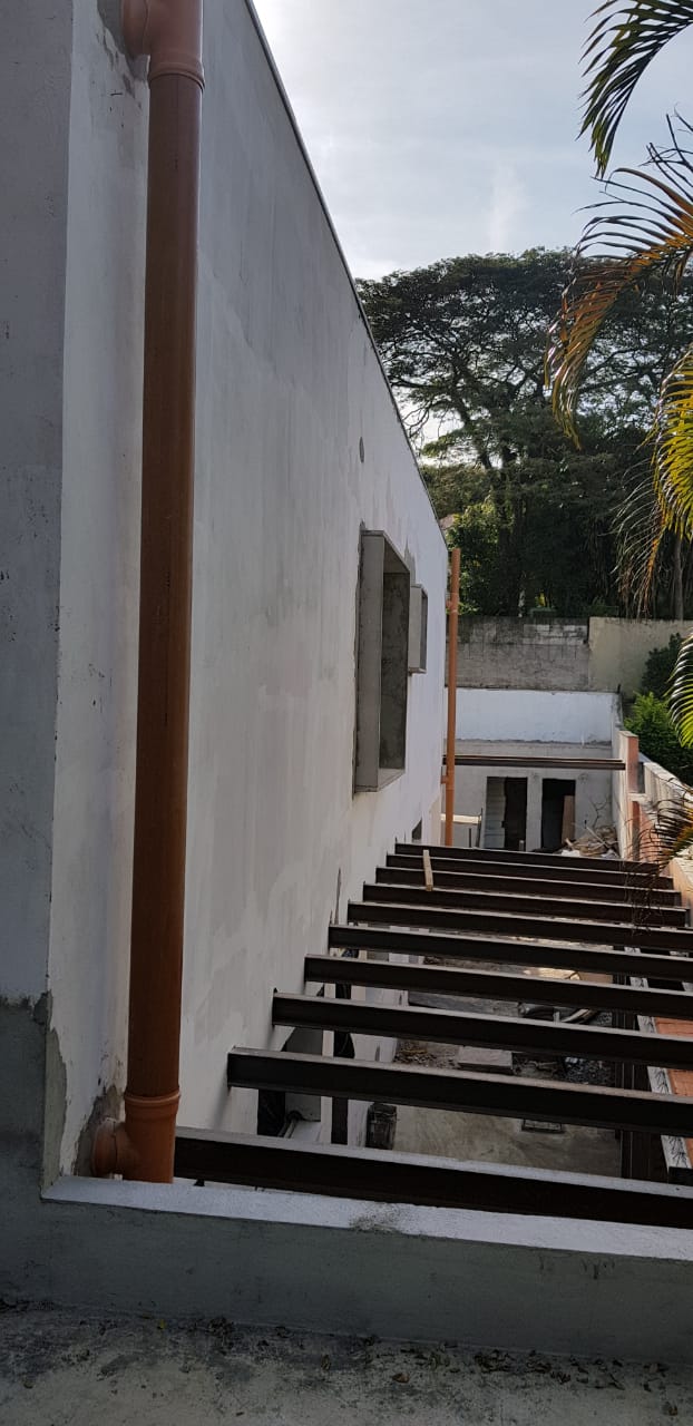 Estrutura metálica externa — Residência Boaçava, Alto de Pinheiros