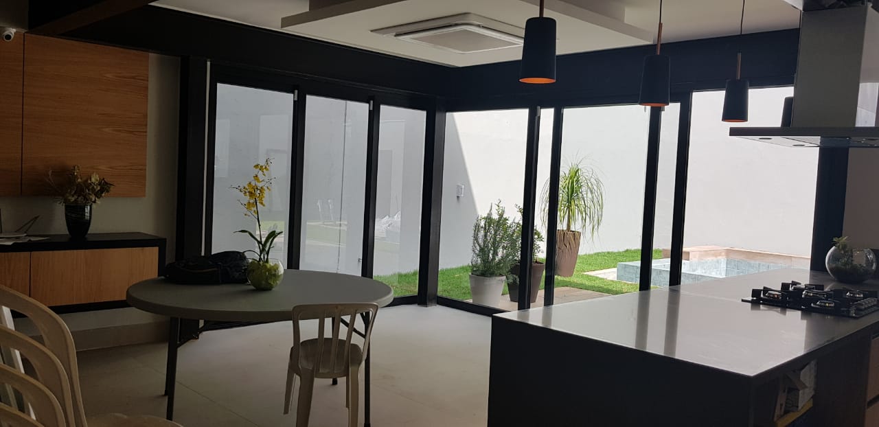 Cozinha integrada ao jardim — Residência Boaçava, Alto de Pinheiros