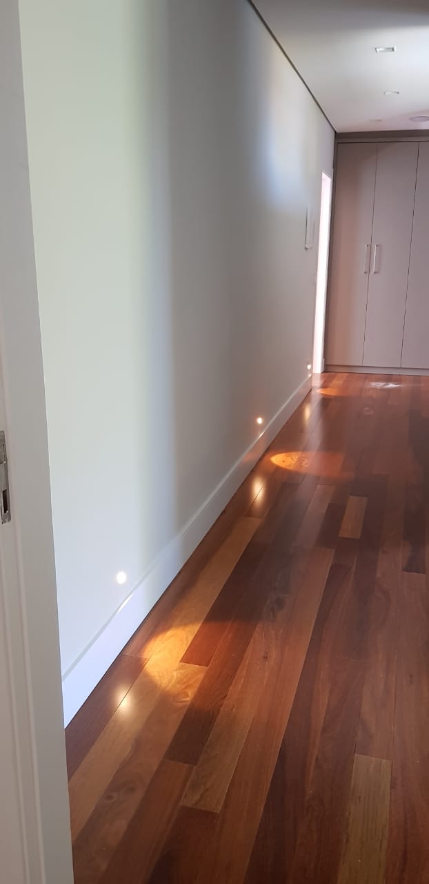 Circulação íntima com iluminação baixa — Residência Boaçava, Alto de Pinheiros