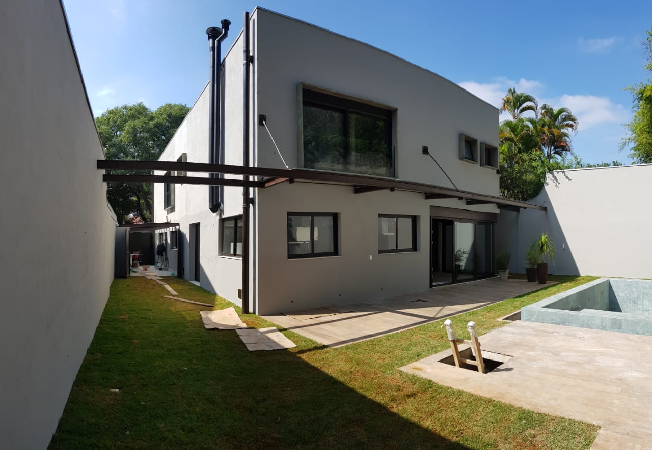 Fachada posterior e área de lazer — Residência Boaçava, Alto de Pinheiros