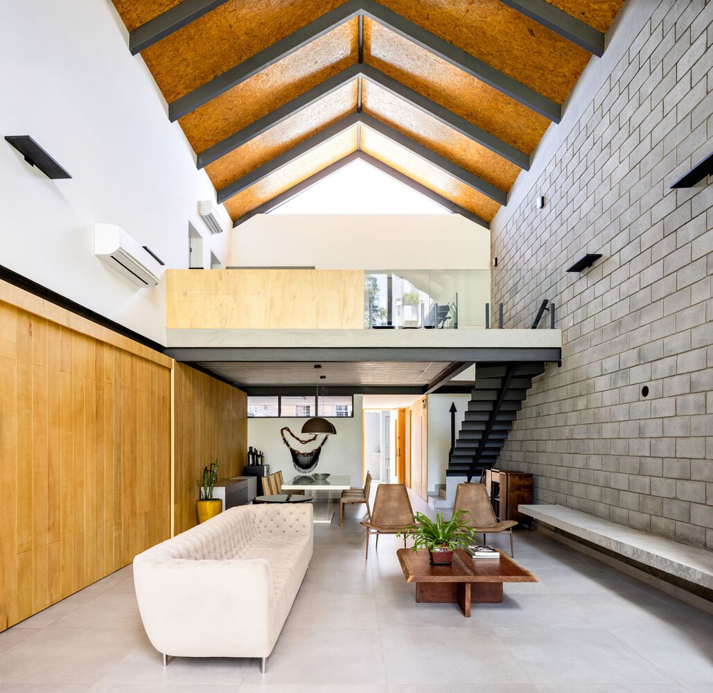 Living com pé-direito duplo — Casa Rua Georgia AP