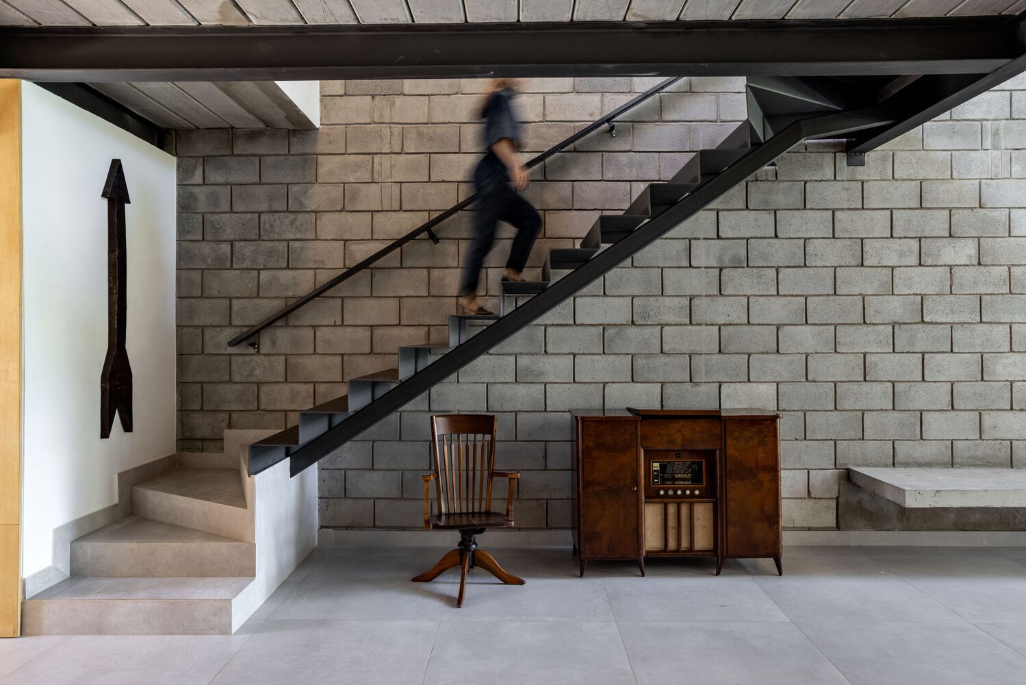 Escada metálica — Casa Rua Georgia AP