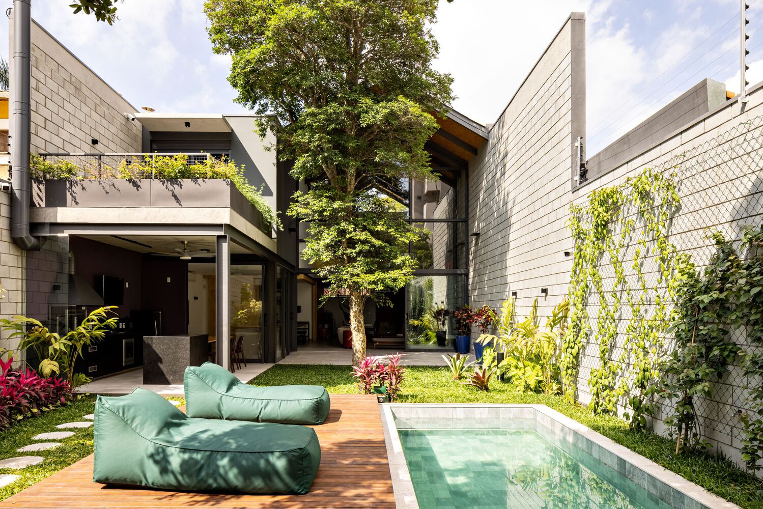 Jardim e piscina — Casa Rua Georgia AP