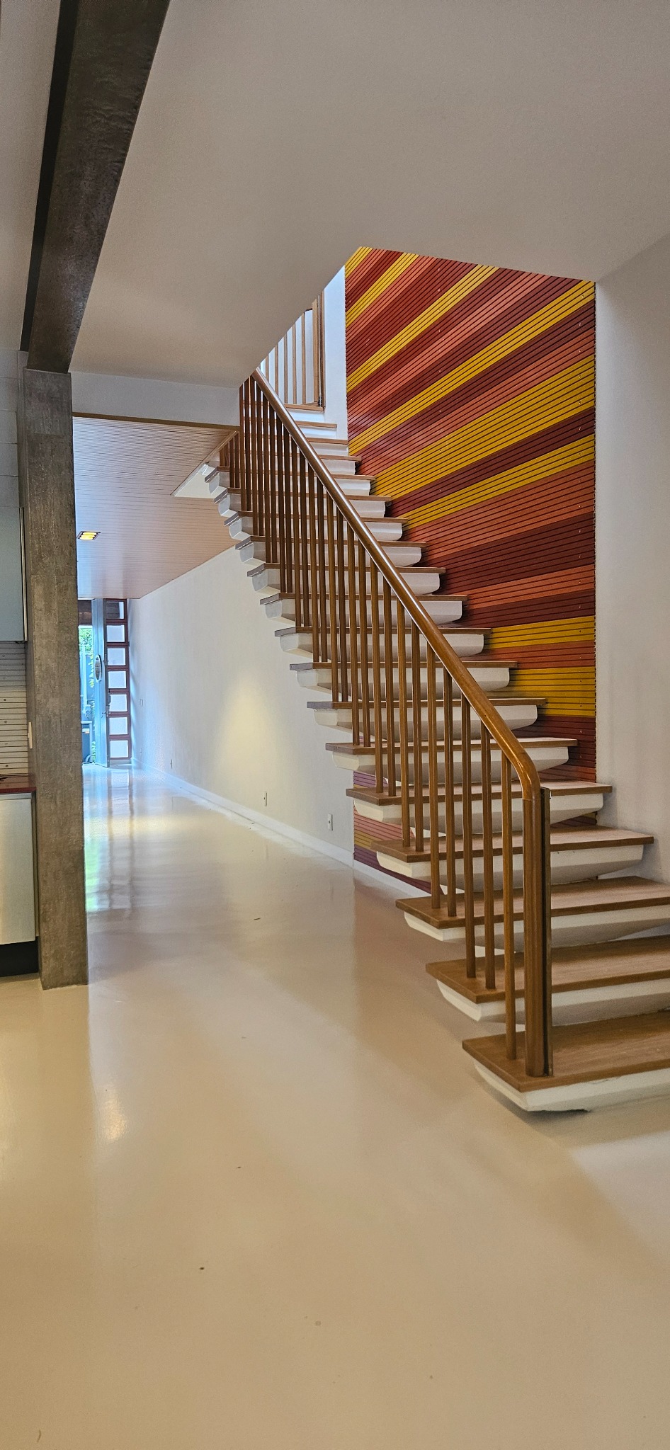Escada e painel colorido — Casa Vila Nova Conceição
