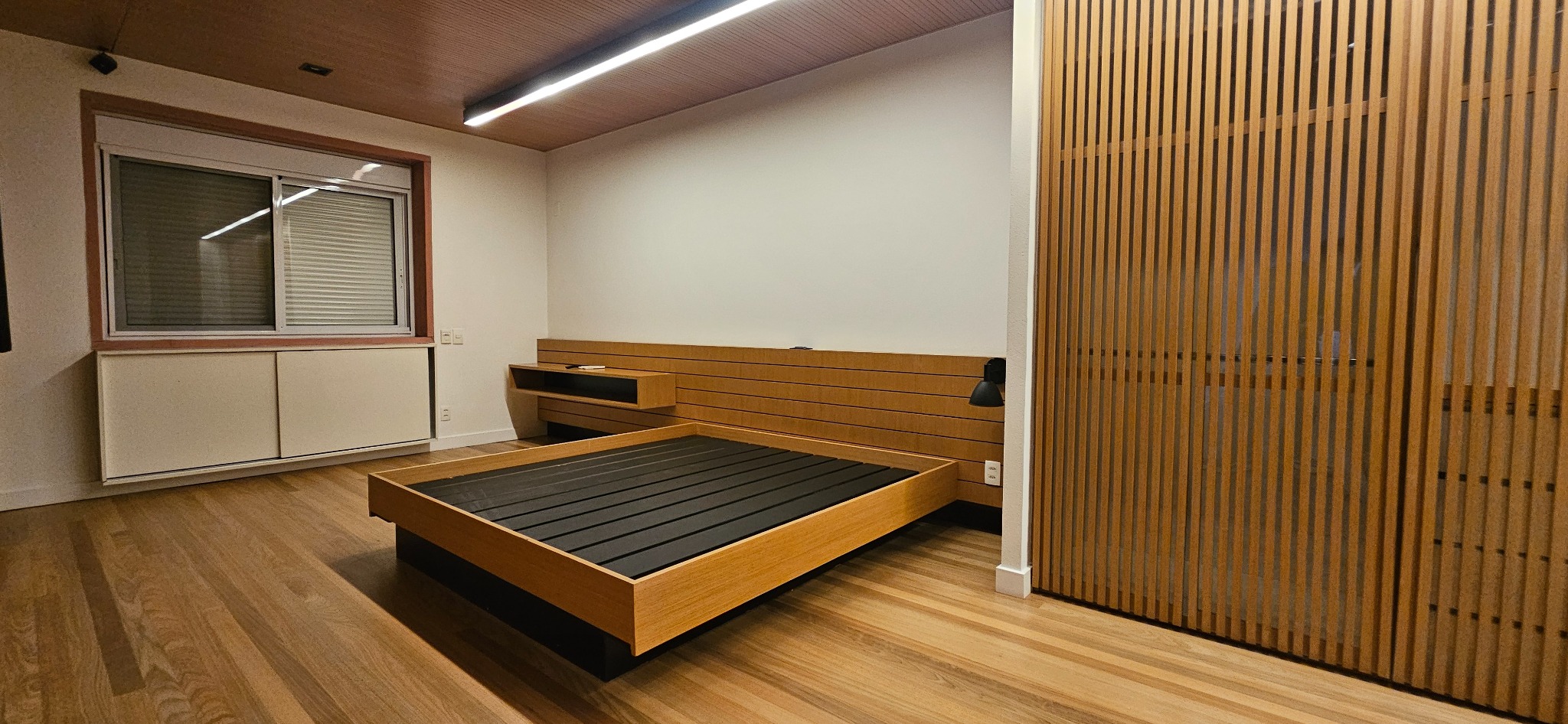 Dormitório e painel ripado — Casa Vila Nova Conceição